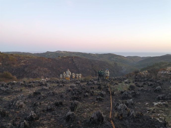 Bomberos del Ibanat en Son Serra, Menorca, donde se ha declarado controlado el incendio forestal este miércoles por la mañana.
