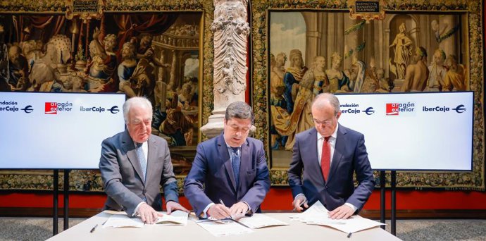 El director gerente de Arex, José Antonio Vicente; el director general de Fundación Ibercaja, José Luis Rodrigo; y el director territorial de Aragón en Ibercaja Banco, Antonio Lacoma, han firmado un nuevo convenio de colaboración por un año más