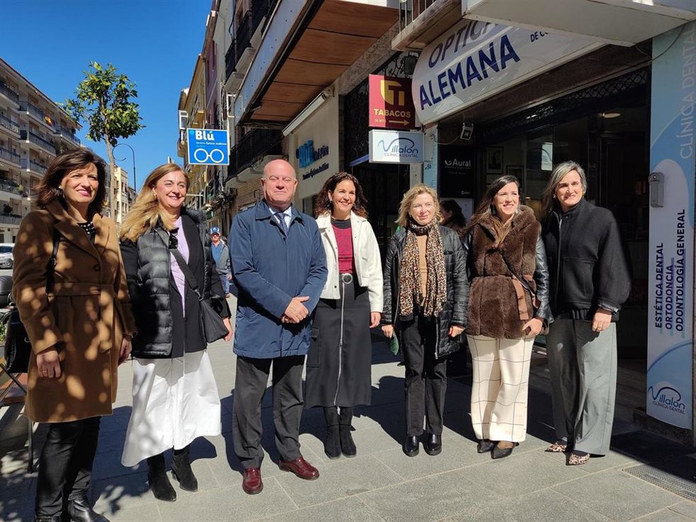 La directora general de Comercio,  visita el Centro Comercial Abierto de Antequera junto con la delegada territorial de Empleo, Empresa y Trabajo Autónomo y el alcalde del municipio