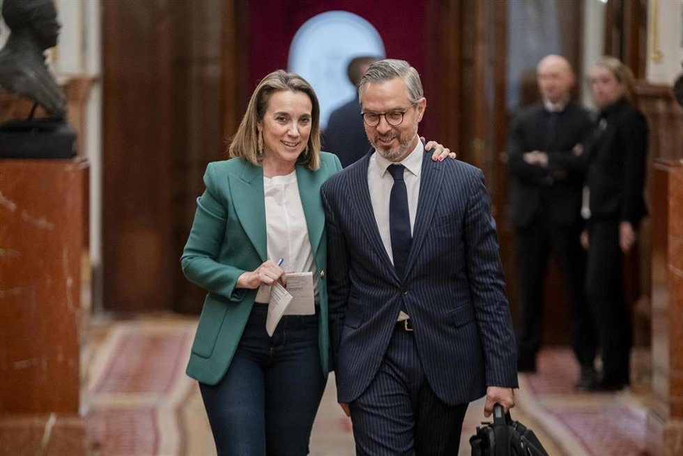 La secretaria general del Partido Popular, Cuca Gamarra, y el diputado del Partido Popular, Juan Bravo.