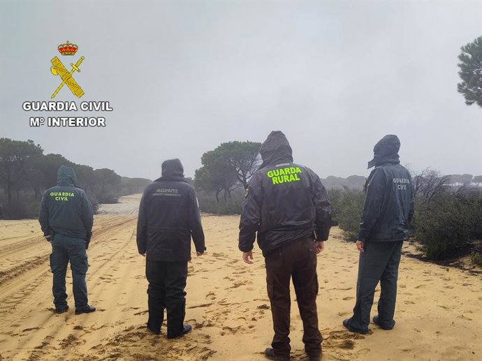 Agentes del Deprona de Doñana de la Guardia Civil de Huelva.