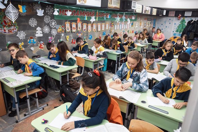 Archivo - Niños en una escuela en una estación del Metro de Járkov, en el noreste de Ucrania, en el marco de la invasión de Rusia (archivo)