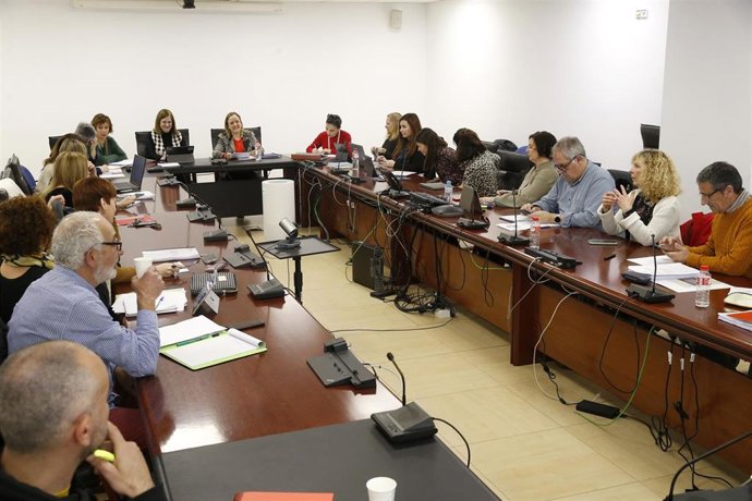 La consejera de Presidencia, Justicia, Seguridad y Simplificación Administrativa, Isabel Urrutia, preside la Mesa Sectorial de Función Pública.