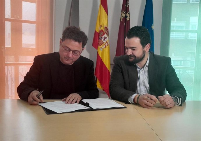 El director general del Instituto de las Industrias Culturales y las Artes, Manuel Cebrián, y el alcalde de La Unión, Joaquín Zapata, firman el convenio de adhesión del municipio a la Film Commission Región de Murcia.