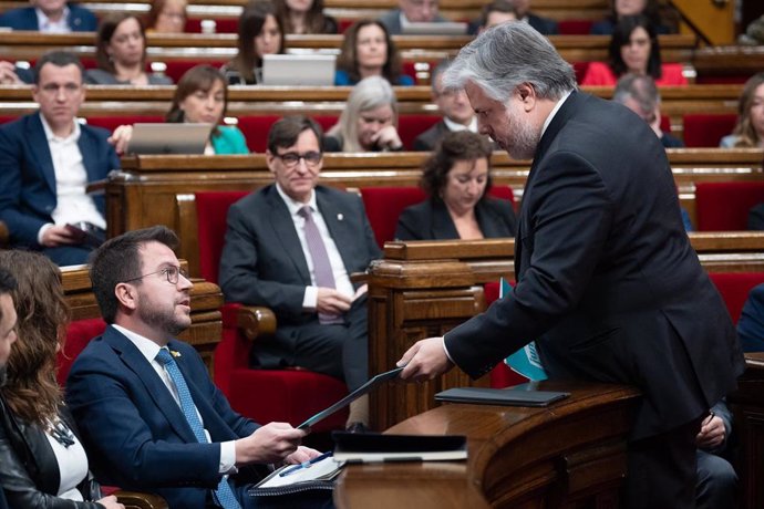 El presidente de Junts en el Parlament, Albert Batet, entrega al presidente de la Generalitat, Pere Aragons, las propuestas de su partido para alcanzar un acuerdo para los Presupuestos 2024