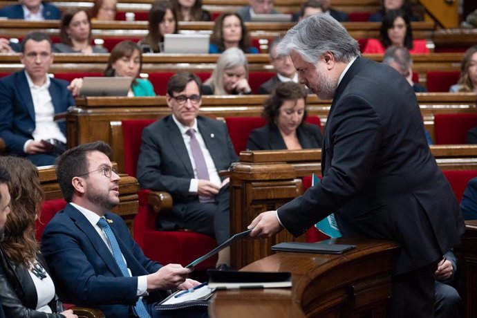 El presidente de Junts en el Parlament, Albert Batet, entrega al presidente de la Generalitat, Pere Aragonès, las propuestas de su partido para alcanzar un acuerdo para los Presupuestos 2024