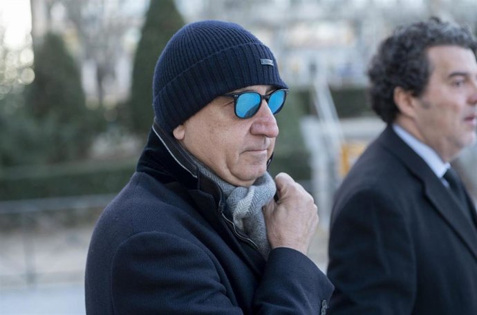 El empresario Juan Carlos Cueto llega a la Audiencia Nacional para declarar, a 28 de febrero de 2024, en Madrid (España). El juez, Ismael Moreno, que investiga el presunto cobro de comisiones ilegales por la venta de material sanitario durante la pandem