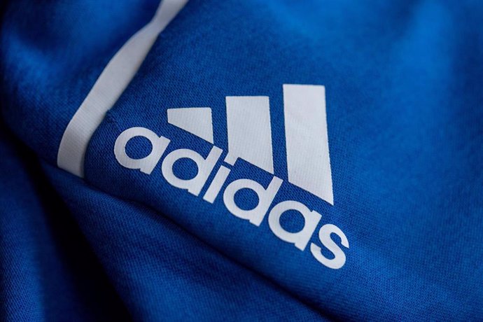 Archivo - FILED - 08 March 2022, Bavaria, Herzogenaurach: The logo of the sporting goods manufacturer Adidas on a blue jacket. Photo: Daniel Karmann/dpa