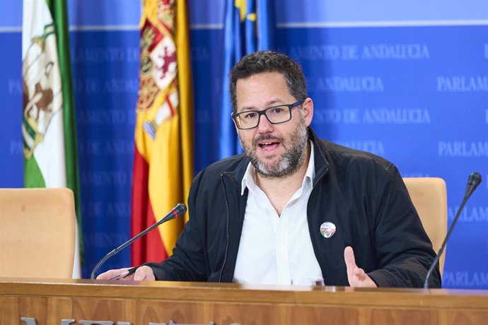El portavoz del Grupo Mixto-AdelanteAndalucía, José Ignacio García, en rueda de prensa en el Parlamento este miércoles 13 de marzo