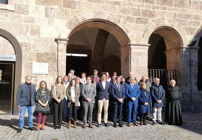 El presidente del Gobierno de La Rioja, Gonzalo Capellán, junto a alcaldes de 20 municipios de la zona de San Millán, presenta la octava edición de Escenario Vivo