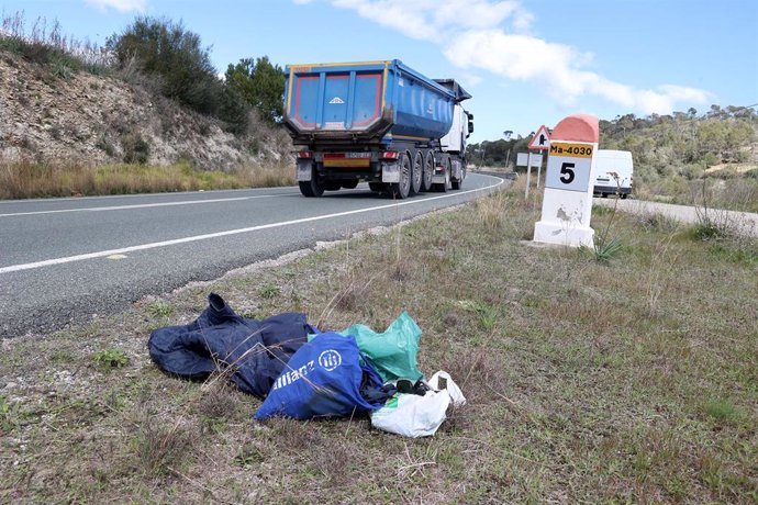 Pertenencias de los viajeros tras volcar un autobús del Imserso en el kilómetro 5 de la carretera Ma-4030, 11 de marzo de 2024, en Mallorca, Baleares (España).