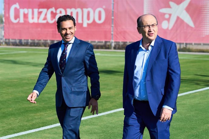 Archivo - Jose Maria del Nido, presidente del Sevilla FC, junto a Jose Castro, vicepresidente del Sevilla.