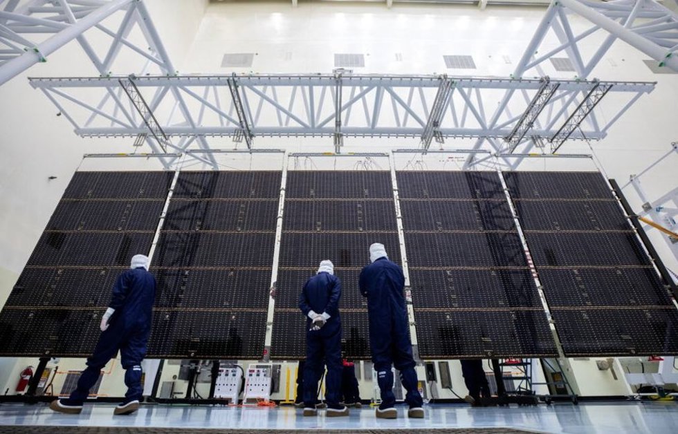 Inspección de uno de los panales solares de Europa Clipper
