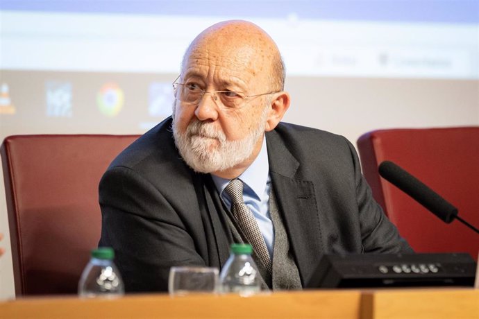 Archivo - El presidente del CIS, José Félix Tezanos, inaugura la mesa 'Sondeos de opinión pública y encuestas preelectorales', en la Facultad de Ciencias de la Información de la Universidad Complutense, a 11 de enero de 2024, en Madrid (España). El encu