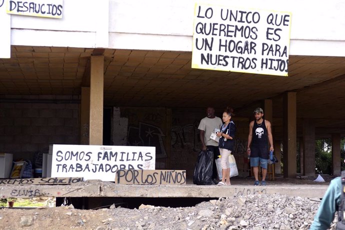 Pancartas colgadas durante el desahucio de un edificio okupado en Costa del Silencio