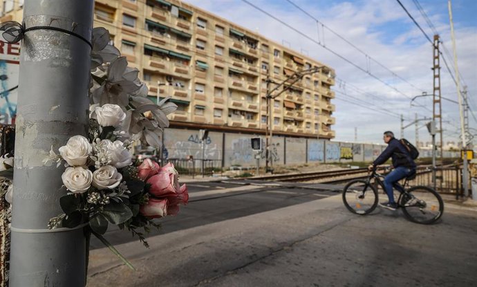 Archivo - Un ramo de flores junto al paso a nivel de Alfafar