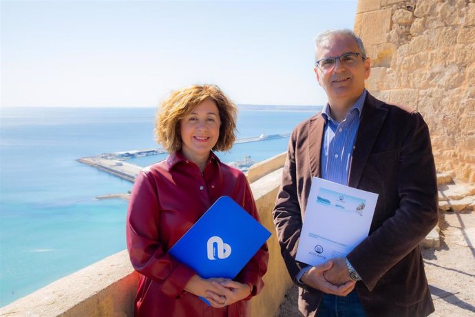 La directora territorial del Grupo Vithas en la Comunitat Valenciana, Victoria Verdú, y el presidente de la Asociación Alicante Costa Blanca Turismo y Cruceros, Francesco Balbi.