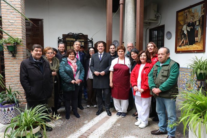 El alcalde de Toledo visita el albergue de Cáritas