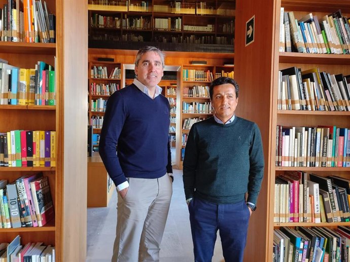 El presidente del Colegio Oficial de Médicos de Baleares, Carles Resecans, y el decano del Colegio Oficial de Arquitectos de Baleares, Bernat Nadal, durante la presentación de varias iniciativas que harán conjuntamente.