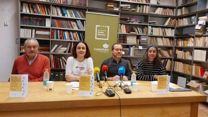 Los autores del estudio sobre migración en las islas euromediterráneas Josep Valero, David Abril y Marta Barros.
