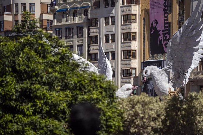 Falla grande del Ayuntamiento de Valncia al fondo de la imagen.