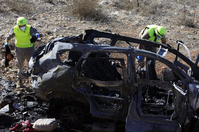 Un vehículo destruido por un bombardeo de un dron del Ejército de Israel en los alrededores de Ainaza, en Líbano (archivo)