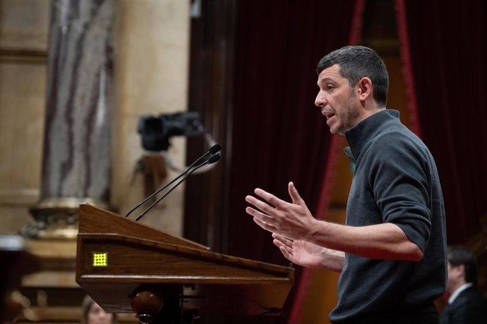 El diputado de la CUP Xavier Pellicer interviene durante el pleno del debate a la totalidad de Presupuestos 2024 en el Parlament, a 13 de marzo de 2024