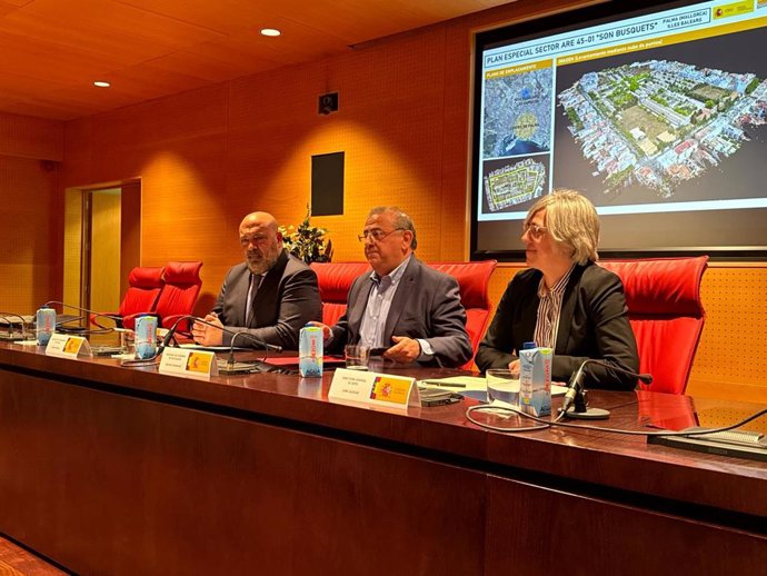 El alcalde de Palma, Jaime Martínez; el delegado del Gobierno en Baleares, Alfonso Rodríguez, y la directora general de Sepes, Leire Iglesias.