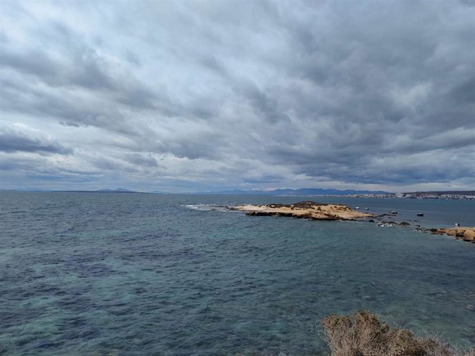 Costa de Tabarca. Cielo nublado, mar Mediterráneo