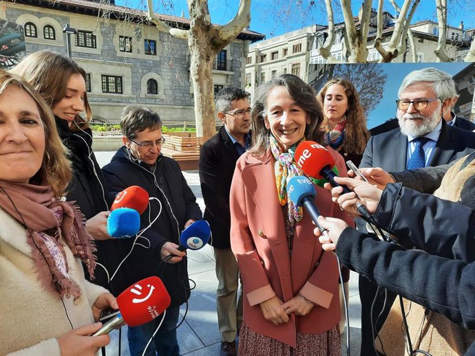 Garmendia atiende a los medios de comunicación tras su visita al Centro Memorial de las Víctimas del Terrorismo de Vitoria-Gasteiz