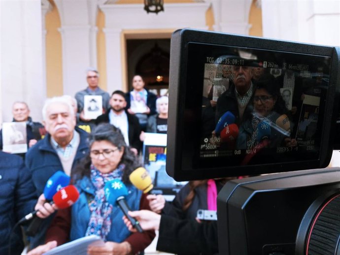 Rueda de prensa de los colectivos memorialistas ante el Ayuntamiento de Sevilla