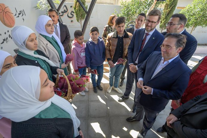 El ministro de Asuntos Exteriores, José Manuel Albares, conversa con refugiados palestinos en una escuela de UNRWA en Jordania