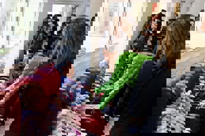 La consejera de Inclusión Social, Loles López, en una imagen de archivo con motivo de una visita a un centro de mayores.