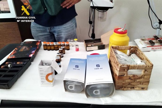 Material intervenido en los pisos donde se hacían intervenciones estéticas ilegales en Maliaño