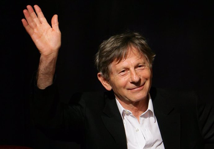 Archivo - FILED - 11 October 2006, Berlin: Franco-Polish director Roman Polanski waves as he arrives to attend the rehearsals for the musical "Dance of the Vampires". Polanski has said he will not attend France's annual Cesar film awards on Friday, news a