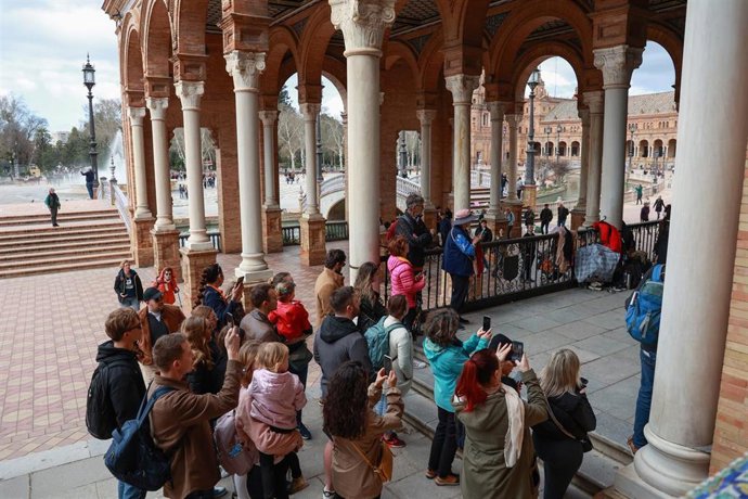 Turistas visitan la Plaza de España