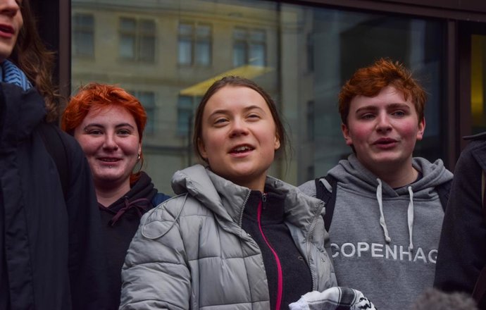 Archivo - February 2, 2024, London, United Kingdom: Greta Thunberg (C) stands outside Westminster Magistrates Court on the second day of her trial. The Swedish activist was acquitted after being arrested at a protest against fossil fuels in Mayfair duri