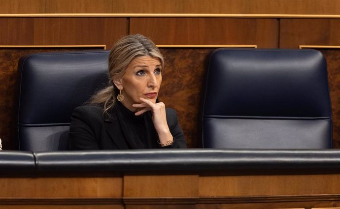 La vicepresidenta segunda y ministra de Trabajo, Yolanda Díaz, durante una sesión de control al Gobierno, en el Congreso de los Diputados, a 13 de marzo de 2024, en Madrid (España).  