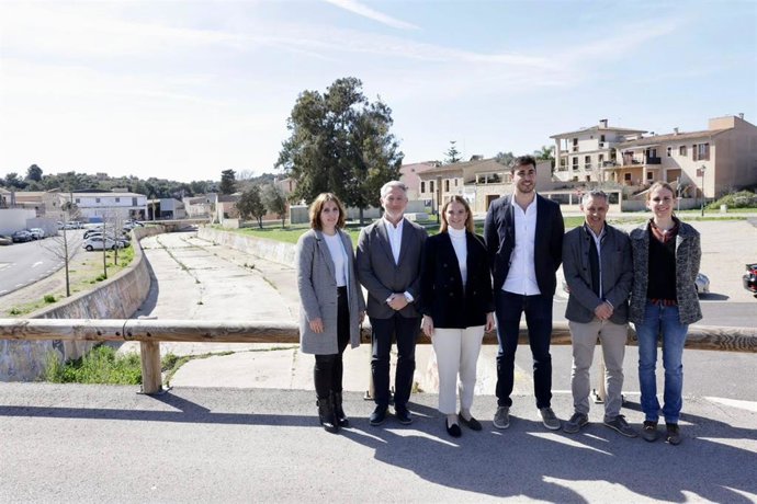 La presidenta del Govern, el alcalde de Sant Lloren des Cardassar y otras autoridades, en la presentación del proyecto de mejora de los torrentes del municipio.