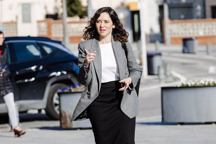 La presidenta de la Comunidad de Madrid, Isabel Díaz Ayuso, a su llegada a la reunión del Consejo de Gobierno que, de forma extraordinaria, se celebra en el Ayuntamiento de Leganés, a 13 de marzo