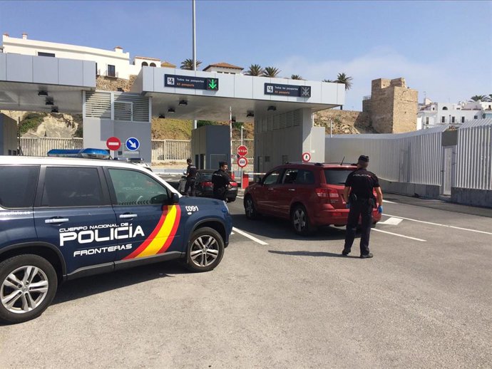 Archivo - La Policía Nacional en la frontera marítima de Tarifa. 