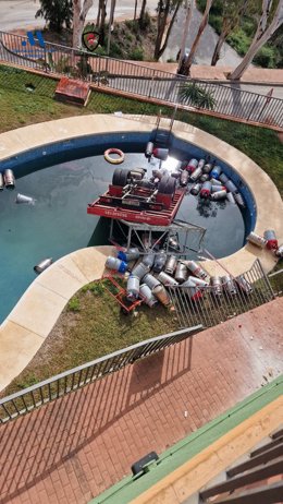 Un camión de bombonas cae en una piscina de una urbanización de Rincón de la Victoria
