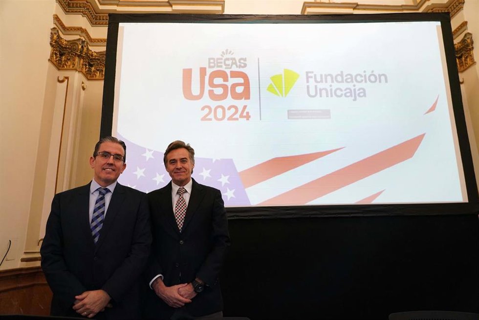 El director general de la Fundación Bancaria Unicaja, Sergio Corral, y el responsable de Educación y Educación Financiera de la institución, Gerardo Lerones, en la presentación de las Becas USA