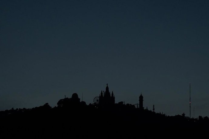 Archivo - Vista panorámica nocturna de la Montaña del Tibidabo de Barcelona, a 10 de octubre de 2023, en Barcelona, Catalunya (España).