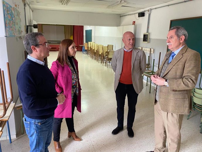 Viso (dcha.), en su visita al CEIP San José de Montilla.