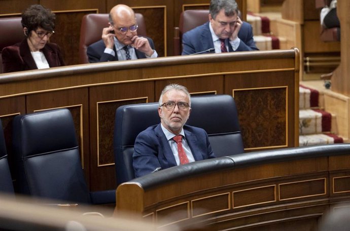 Archivo - El ministro de Política Territorial y Memoria Democrática, Ángel Víctor Torres, durante una sesión plenaria, en el Congreso de los Diputados, a 30 de enero de 2024, en Madrid (España). El Pleno del Congreso celebra una sesión extraordinaria hoy 