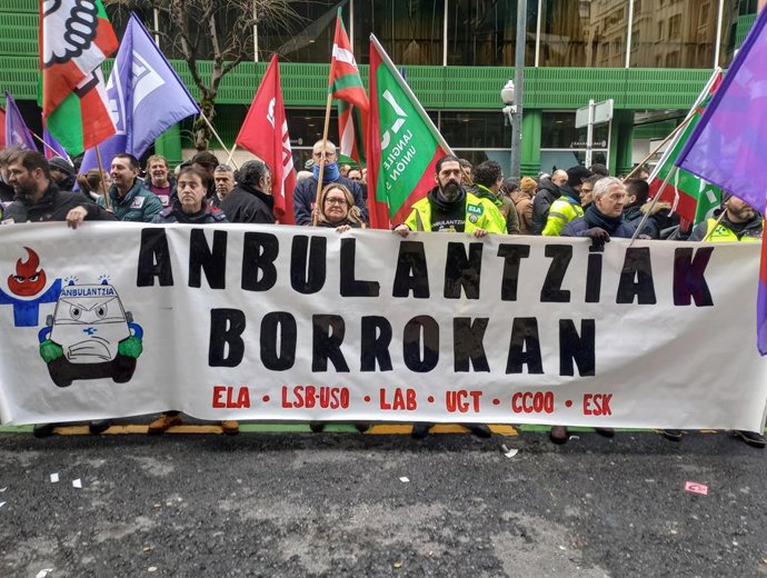 Concentración en Bilbao de trabajadores del transporte sanitario subcontratado en huelga indefinida