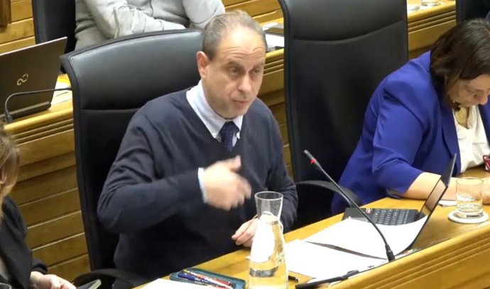 Constantino Vaquero, concejal socialista, interviene en el Pleno Municipal de Gijón.