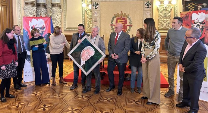 El ilustrador Jesús Redondo muestra un retrato con el que le han obsequiado durante la presentación del Salón del Comíc y Manga de Castilla y León.