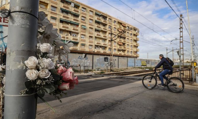 Archivo - Un ram de flors junt amb el pas a nivell d'Alfafar